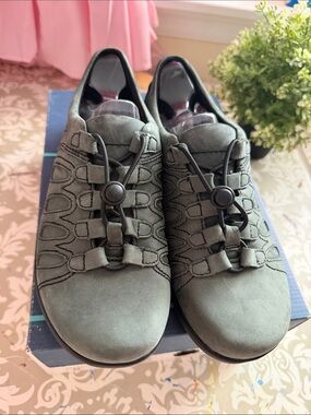 Klogs Olive Green Lace-Free Comfort Sneakers size 6